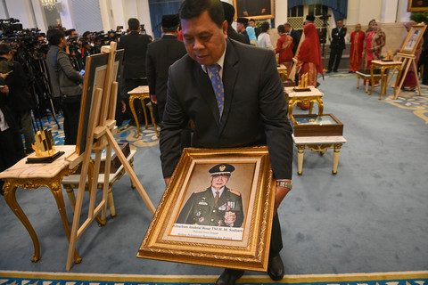 Petugas membawa foto Presiden kedua RI Soeharto usai prosesi upacara pemberian gelar pahlawan di Istana Negara, Jakarta, Senin (10/11/2025). Foto: Aditya Pradana Putra/ANTARA FOTO