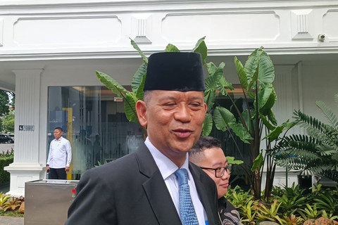 Mantan Rektor Universitas Pertahanan Amarulla Octavian tiba di Istana Negara, Jakarta Pusat, Senin (10/11/2025). Foto: Zamachsyari/kumparan