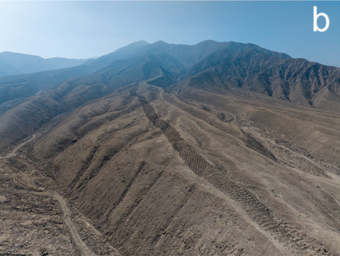Ribuan lubang misterius Monte Sierpe yang membentang di lereng Pegunungan Andes. Foto: C. Stanish/J.L. Bongers via Antiquity. 