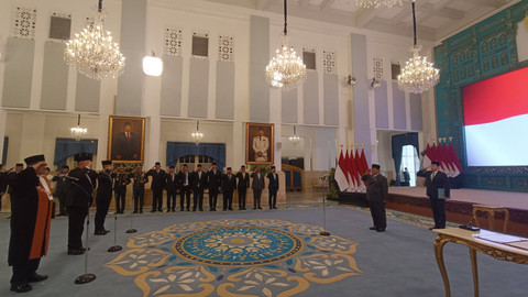 Presiden Republik Indonesia Prabowo Subianto menyaksikan pengucapan sumpah wakil ketua MA bidang non yudisial dan pelantikan Kepala dan Wakil Kepala BRIN di Istana Negara, Jakarta Pusat, Senin (10/11/2025). Foto: Zamachsyari/kumparan