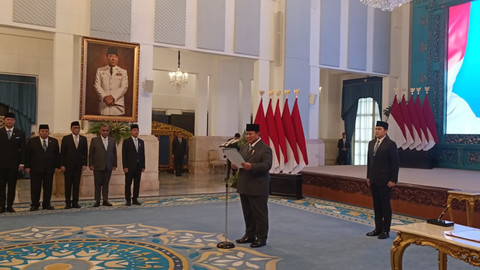 Presiden Republik Indonesia Prabowo Subianto menyaksikan pengucapan sumpah wakil ketua MA bidang non yudisial dan pelantikan Kepala dan Wakil Kepala BRIN di Istana Negara, Jakarta Pusat, Senin (10/11/2025). Foto: Zamachsyari/kumparan