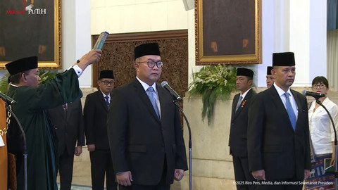 Kepala BRIN Arif Satria dan Waka BRIN Amarulla Octavian saat di sumpah dan dilantik di Istana Negara, Jakarta Pusat, Senin (10/11/2025). Foto: YouTube/Sekretariat Presiden
