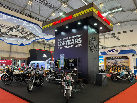 Stan Royal Enfield di Indonesia Motorcycle Show (IMOS) 2025. Foto: Alvian Yoga Yulianto/kumparan