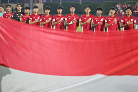 Sejumlah pesepak bola Timnas Indonesia U-17 menyanyikan lagu kebangsaan Indonesia Raya sebelum melawan Timnas Honduras U-17 Darell Yasiel Oliva Garcia pada laga Grup H Piala Dunia U17 2025 di Lapangan 2 Aspire Zone, Doha, Qatar, Senin (10/11/2025). Foto: Bayu Pratama S/ANTARA FOTO