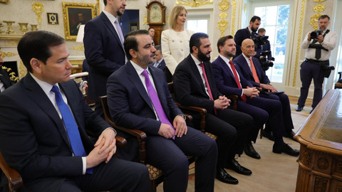 Rombongan Presiden Suriah Ahmad al-Sharaa saat bertemu dengan Presiden Amerika Serikat Donald Trump di Gedung Putih, Senin (10/11) Foto: X/@syrianmofaex