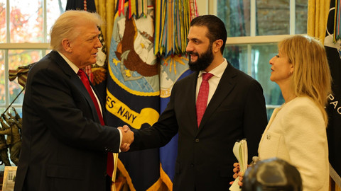 Presiden Suriah Ahmad al-Sharaa bertemu dengan Presiden Amerika Serikat Donald Trump di Gedung Putih, Senin (10/11) Foto: X/@syrianmofaex