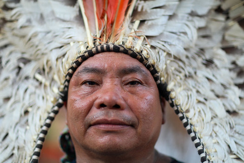 Eldo Shanenawa berpose saat masyarakat adat tiba di Kamp Masyarakat Adat pada hari upacara pembukaan Konferensi Perubahan Iklim PBB (COP30), di Belem, Brasil, Senin (10/11/2025) waktu setempat. Foto: Anderson Coelho/REUTERS