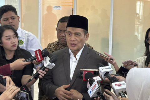 Wamenag Romo Muhammad Syafii menjawab pertanyaan wartawan di Kompleks Parlemen, Senayan, Jakarta Pusat, Selasa (11/11/2025). Foto: Abid Raihan/kumparan