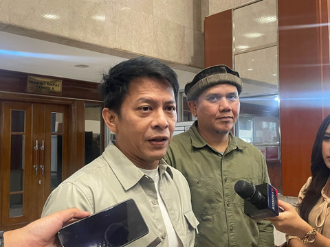 Musisi sekaligus ketua VISI, Nazril Irham alias Ariel Noah di Kompleks Parlemen, Senayan, Jakarta pada Selasa (11/11/2025). Foto: Abid Raihan/kumparan