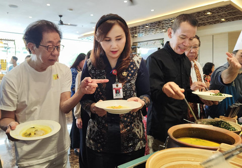 Direktur Sido Muncul, Irwan Hidayat, bersama Gubernur Maluku Utara, Sherly Tjoanda. Foto: kumparan