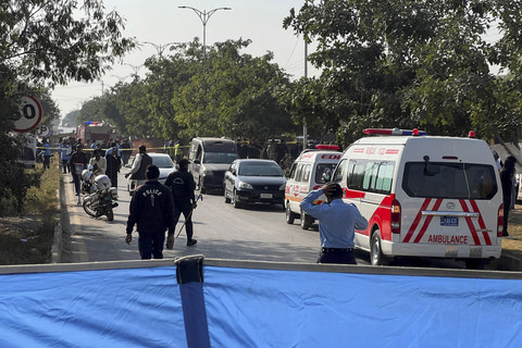 Petugas polisi berdiri di lokasi ledakan di luar gedung pengadilan di Islamabad, Pakistan, Selasa (11/11/2025). Foto: Waseem Khan/REUTERS