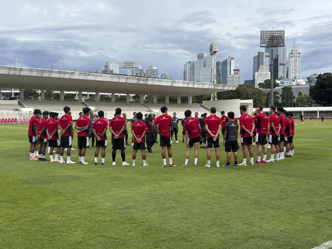 Sejumlah pemain Timnas Indonesia U-22 mengikuti sesi latihan dalam rangka persiapan Sea Games di di Stadion Madya, Jakarta, Selasa (11/11/2025). Foto: Azrumi El Ghazali/kumparan