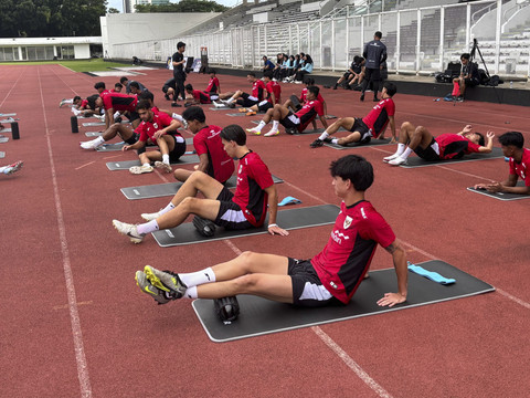 Sejumlah pemain Timnas Indonesia U-22 mengikuti sesi latihan dalam rangka persiapan Sea Games di di Stadion Madya, Jakarta, Selasa (11/11/2025). Foto: Azrumi El Ghazali/kumparan