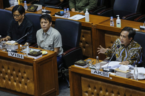 Ketua AKSI Satriyo Yudi Wahono atau Piyu bersama Ketua asosiasi penyanyi dari VISI Armand Maulana dan Wakil Ketua VISI Ariel menyampaikan pendapat saat RDPU dengan Baleg DPR di Kompleks Parlemen, Senayan, Jakarta, Selasa (11/11/2025).  Foto: Asprilla Dwi Adha/ANTARA FOTO