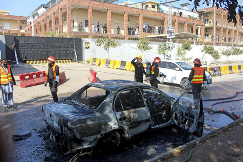 Petugas pemadam kebakaran memadamkan api setelah ledakan di luar gedung pengadilan di Islamabad, Pakistan, Selasa (11/11/2025). Foto: Stringer/AFP