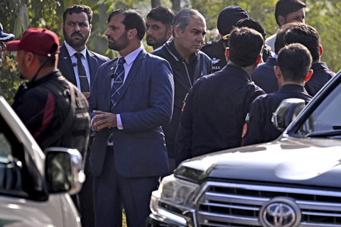 Menteri Dalam Negeri Federal Pakistan, Mohsin Naqvi melihat kondisi setelah ledakan di luar gedung pengadilan di Islamabad, Pakistan, Selasa (11/11/2025). Foto: Stringer/AFP