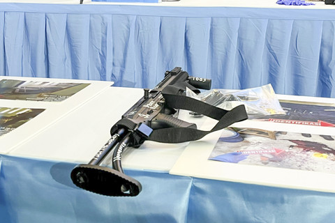 Barang bukti yang ditampilkan polisi terkait ledakan di SMAN 72 Jakarta saat sesi konferensi pers di Polda Metro Jaya, Jakarta, Selasa (11/11/2025). Foto: Rayyan Farhansyah/kumparan