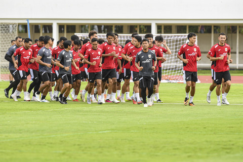 Pemain Timnas Indonesia U-22 melakukan pemanasan saat sesi latihan di Stadion Madya, Kompleks GBK, Senayan, Jakarta, Selasa (11/11/2025).  Foto: Muhammad Adimaja/ANTARA FOTO