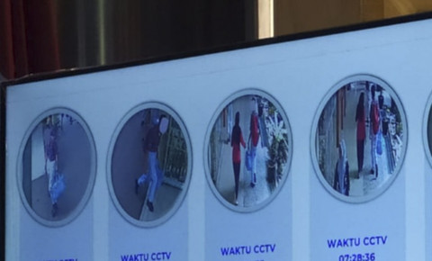 Rekaman CCTV pelaku ledakan di SMAN 72 Jakarta membawa tas jinjing. Foto: Rachmadi Rasyad/kumparan