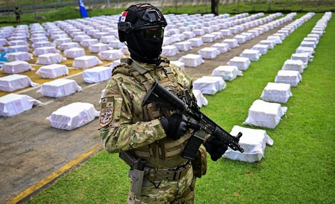 Panama menggagalkan penyelundupan 12 ton kokain yang bertujuan ke AS, Selasa (11/11). Foto: MARTIN BERNETTI / AFP