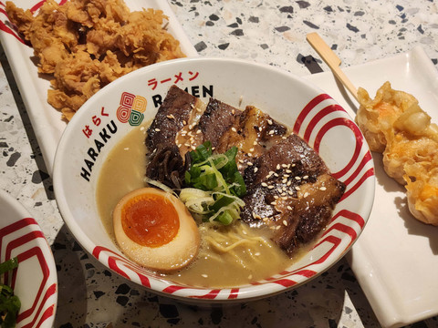 Menu baru Haraku Ramen 'beef sei tori paitan ramen'. Foto: Ela Nurlaela/kumparan