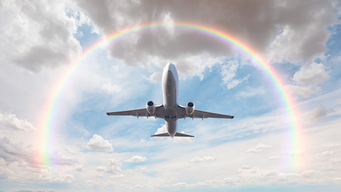 Pesawat melintasi pelangi. Foto: muratart/Shutterstock