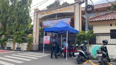 Meja pendataan di depan SMA Negeri 72, Kelapa Gading, Jakarta Utara, Rabu (12/11/2025). Foto: Nasywa Athifah/kumparan