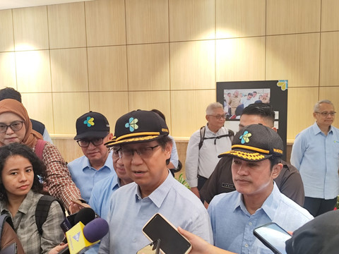 Menkes Budi Gunadi Sadikin bersama Wamenkes Dante Saksono (kanan) dan Wamenkes Benjamin Paulus Oktavianus (kiri) di Kantor Kemenkes, Jakarta pada Rabu (12/11/2025). Foto: Luthfi Humam/kumparan