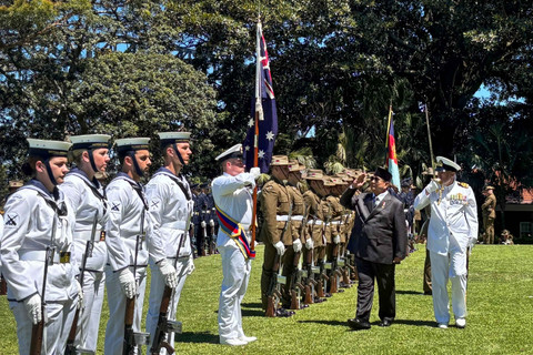 Presiden Prabowo Subianto (kedua kanan) memberi hormat kepada bendera Australia dalam upacara kenegaraan di Admiralty House, Sydney, Australia, Rabu (12/11/2025). Foto: Mentari Dwi Gayati/ANTARA FOTO
