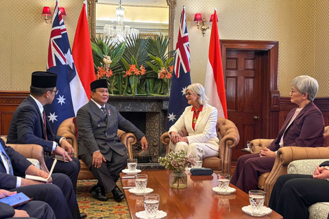 Presiden Prabowo Subianto (kedua kiri) didampingi Menlu Sugiono (kiri) berbincang dengan Gubernur Jenderal Australia Sam Mostyn (kedua kanan) dan Menlu Australia Penny Wong (kanan) di Admiralty House, Sydney, Australia, Rabu (12/11/2025). Foto: Mentari Dwi Gayati/ANTARA FOTO