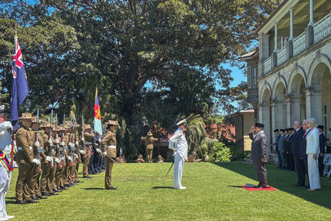 Presiden Prabowo Subianto (keempat kanan) memberi hormat saat lagu kebangsaan Indonesia Raya dikumandangkan dalam upacara kenegaraan di Admiralty House, Sydney, Australia, Rabu (12/11/2025). Foto: Mentari Dwi Gayati/ANTARA FOTO