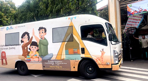 Mobil layanan konseling SAPA (Sahabat Perempuan dan Anak) dari Dinas PPAPP DKI Jakarta datangi SMA Negeri 72, Kelapa Gading, Jakarta Utara, Rabu (12/11/2025). Foto: Nasywa Athifah/kumparan