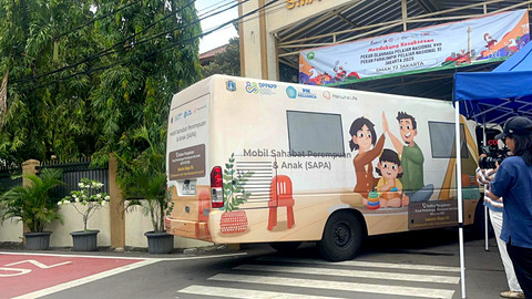 Mobil layanan konseling SAPA (Sahabat Perempuan dan Anak) dari Dinas PPAPP DKI Jakarta datangi SMA Negeri 72, Kelapa Gading, Jakarta Utara, Rabu (12/11/2025). Foto: Nasywa Athifah/kumparan