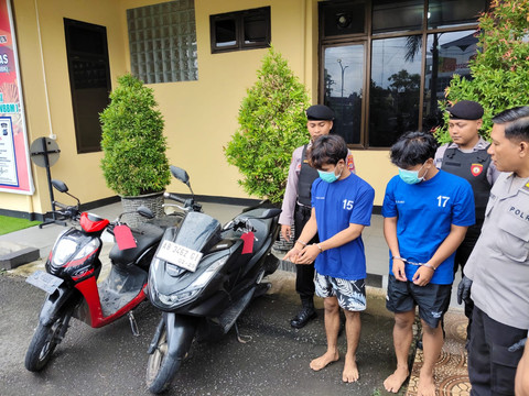 Pria berkerudung maling motor di Dlingo, Bantul, ditangkap polisi. Foto: Arfiansyah Panji Purnandaru/kumparan