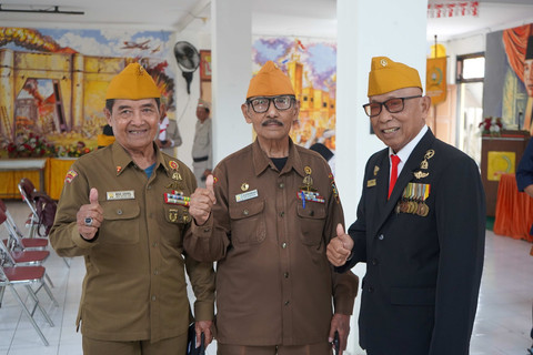 Mad Sahal Syahroni, Soeparman, dan E. Soekanto merupakan beberapa di antara veteran penerima bantuan yang telah mengabdi di TNI AL selama puluhan tahun.  Foto: Dok. Telkomsel