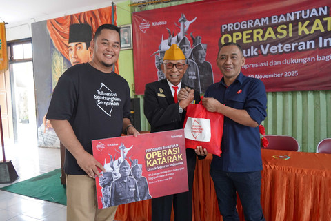Dukung Program 100 Visi di momen Hari Pahlawan Nasional, Telkomsel dan Kitabisa wujudkan operasi katarak bagi 20 veteran dan keluarga di Surabaya melalui "Visi untuk Indonesia". Foto: Dok. Telkomsel