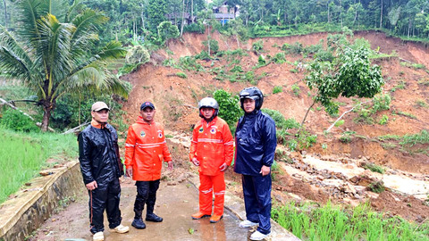 Sejumlah petugas memeriksa longsor di Kabupaten Garut, Selasa (11/11/2025).  Foto: Dok. BPBD Kabupaten Garut