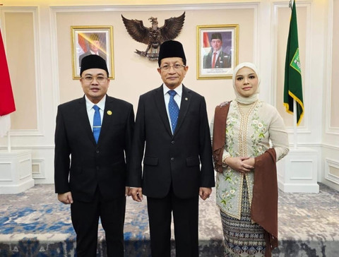 Menteri Agama RI Nassaruddin Umar saat melantik Dr. Zulkarnain sebagai Kakanwil Kemenag Provinsi Lampung bersama sejumlah pejabat lain di lingkungan Kemenag termasuk beberapa rektor dan kepala biro perguruan tinggi keagamaan Islam negeri di berbagai daerah | Foto : Dok. Kemenag