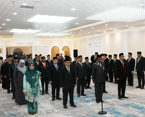 Menteri Agama RI Nassaruddin Umar saat melantik Dr. Zulkarnain sebagai Kakanwil Kemenag Provinsi Lampung bersama sejumlah pejabat lain di lingkungan Kemenag termasuk beberapa rektor dan kepala biro perguruan tinggi keagamaan Islam negeri di berbagai daerah | Foto : Dok. Kemenag