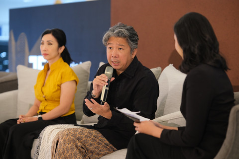 Airlangga Elang berbicara di konferensi pers "Bahasa Kain" BINHouse sebelum peragaan di Pondok Indah Mall (PIM) 3, Selasa (28/10)