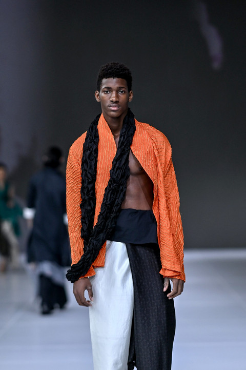 Model menggunakan busana koleksi BINHouse di Jakarta Fashion Week 2026. Foto: Dok. JFW