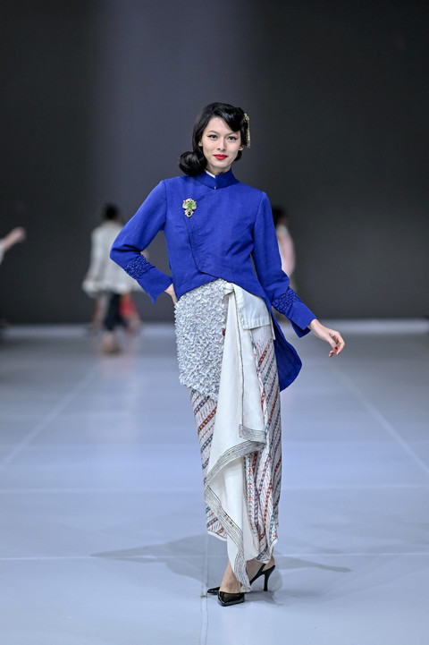 Model menggunakan busana koleksi BINHouse di Jakarta Fashion Week 2026. Foto: Dok. JFW