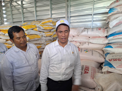 Sidak harga pupuk oleh Menteri Pertanian Amran Sulaiman di Indo Tani 3 Sukamandi yang berada di Subang, Jawa Barat.   Foto: Argya D. Maheswara/kumparan 