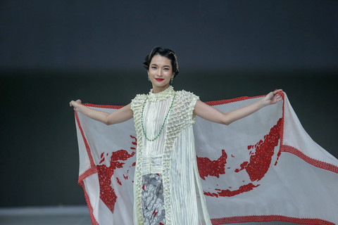 Model menggunakan busana koleksi BINHouse di Jakarta Fashion Week 2026. Foto: Dok. JFW