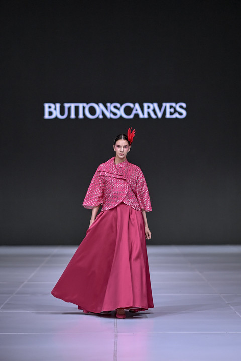 Koleksi Buttonscarves dengan warna viva magenta di show "Jakarta Via Paris" di Jakarta Fashion Week pada Jumat (31/10/2025). Foto: JFW