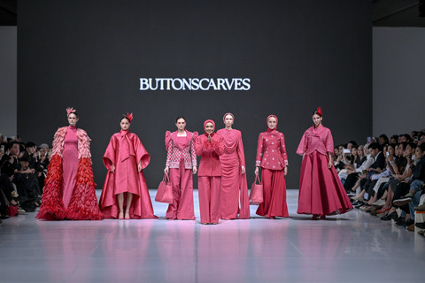 Koleksi Buttonscarves dengan warna viva magenta di show "Jakarta Via Paris" di Jakarta Fashion Week pada Jumat (31/10/2025). Foto: JFW
