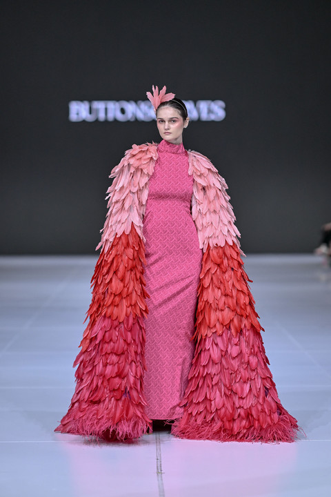 Koleksi Buttonscarves dengan warna viva magenta di show "Jakarta Via Paris" di Jakarta Fashion Week pada Jumat (31/10/2025). Foto: JFW