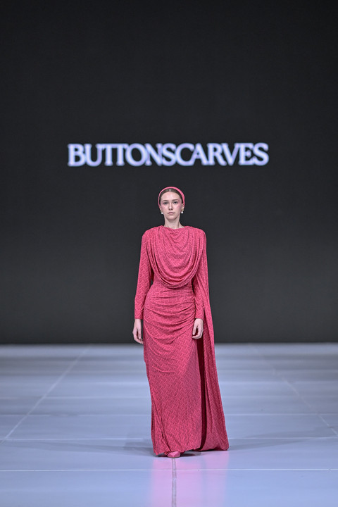Koleksi Buttonscarves dengan warna viva magenta di show "Jakarta Via Paris" di Jakarta Fashion Week pada Jumat (31/10/2025). Foto: JFW