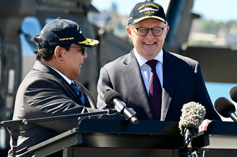 Perdana Menteri (PM) Australia Anthony Albanese dalam keterangan pers bersama Presiden Republik Indonesia Prabowo Subianto di atas kapal HMAS Canberra, Garden Island Naval Base, Australia, pada Rabu, (12/11/2025). Foto: Cahyo - Biro Pers Sekretariat Presiden
