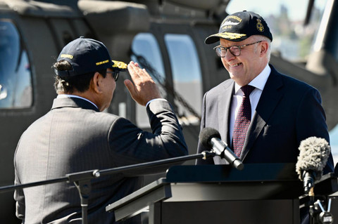 Perdana Menteri (PM) Australia Anthony Albanese dalam keterangan pers bersama Presiden Republik Indonesia Prabowo Subianto di atas kapal HMAS Canberra, Garden Island Naval Base, Australia, pada Rabu, (12/11/2025). Foto: Cahyo - Biro Pers Sekretariat Presiden